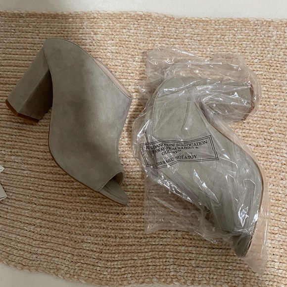 BEAUTIFUL MULE STYLE HEELS! - Picture 3 of 6